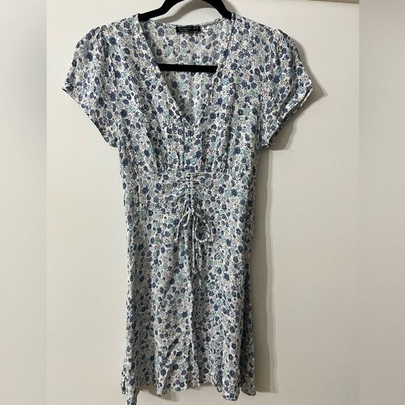 White dress with blue flowers. Little pull tie in the front 100% viscose. I - Picture 1 of 8